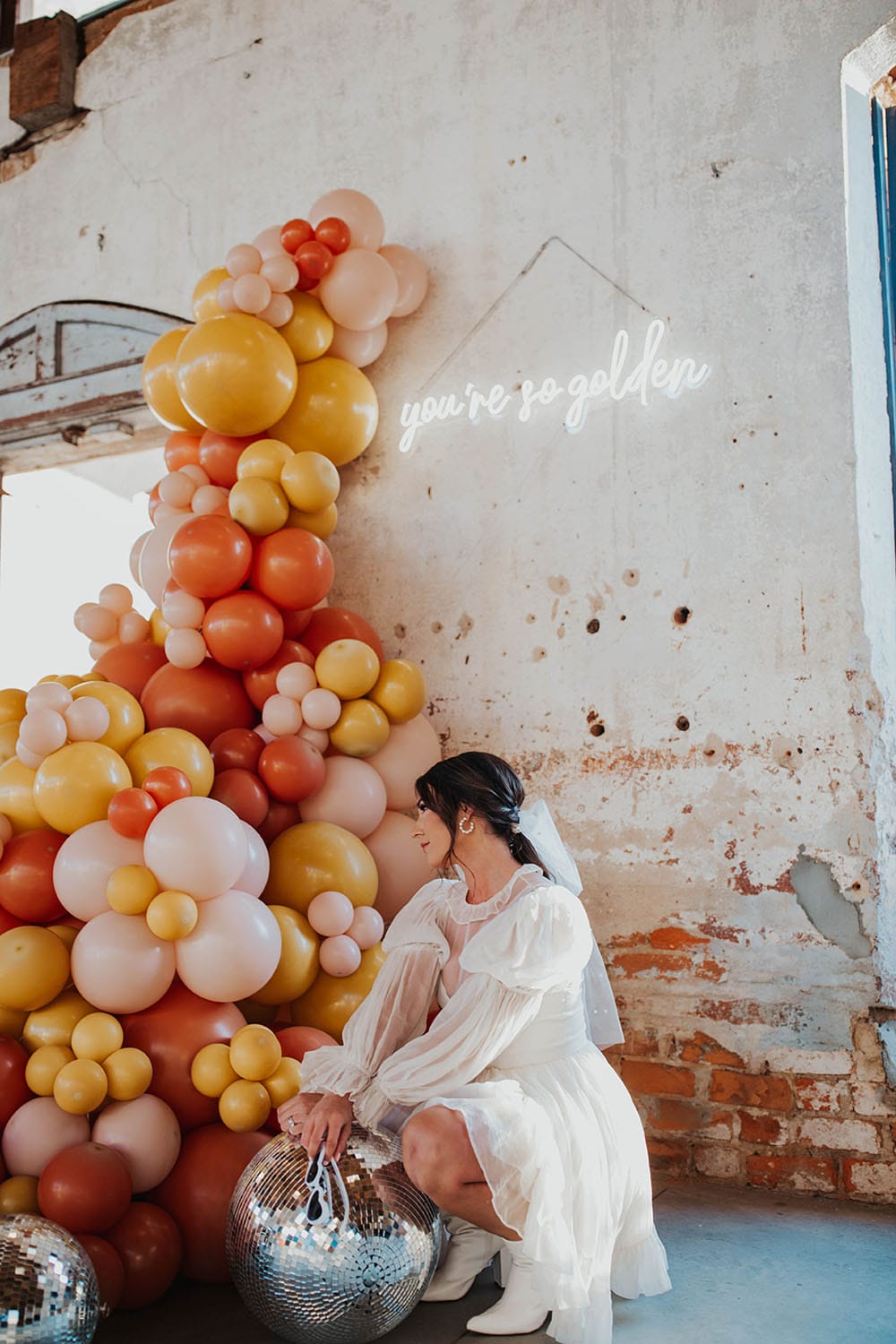 Groovy mod disco-themed boda rebosante de flores