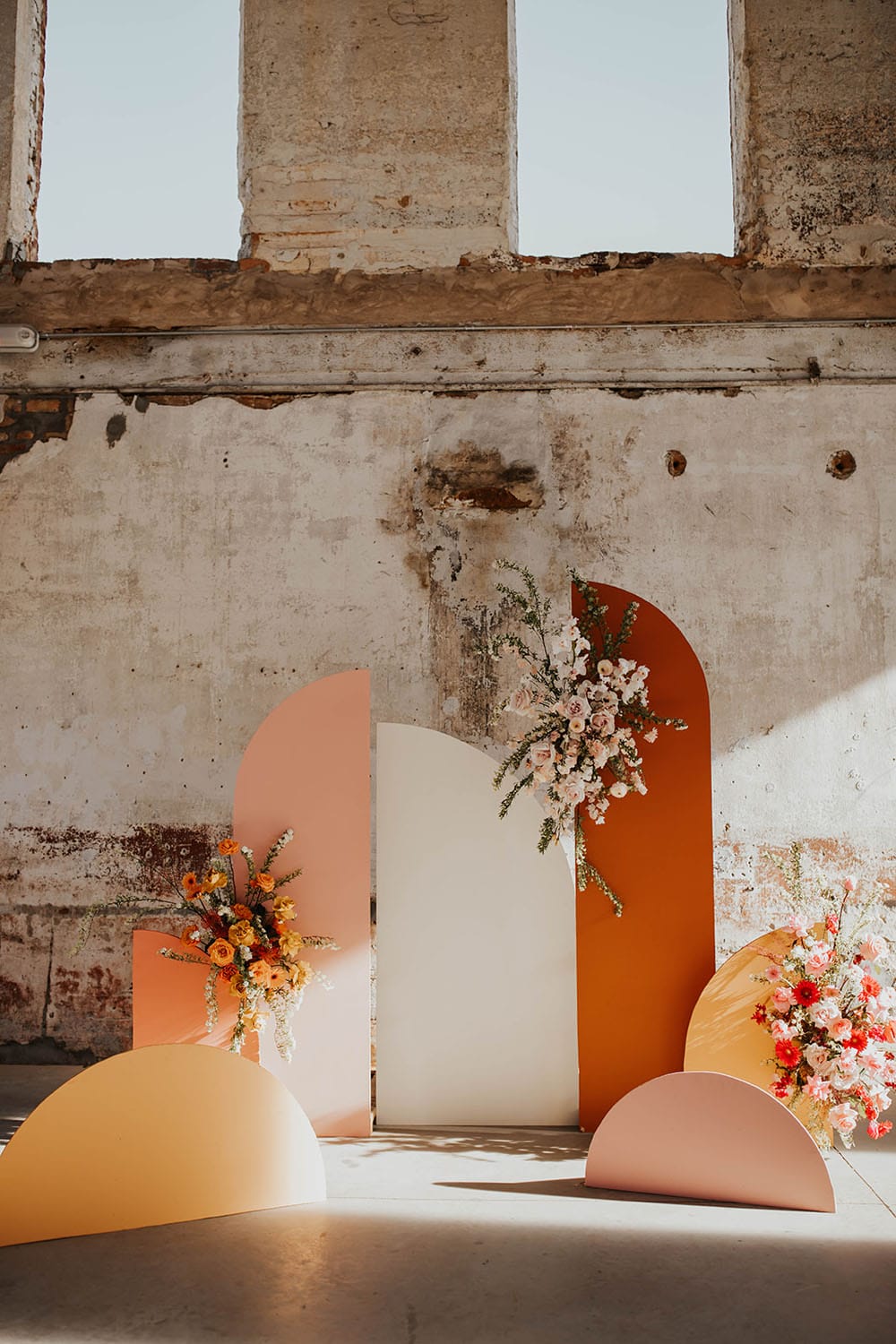 Groovy mod disco-themed boda rebosante de flores