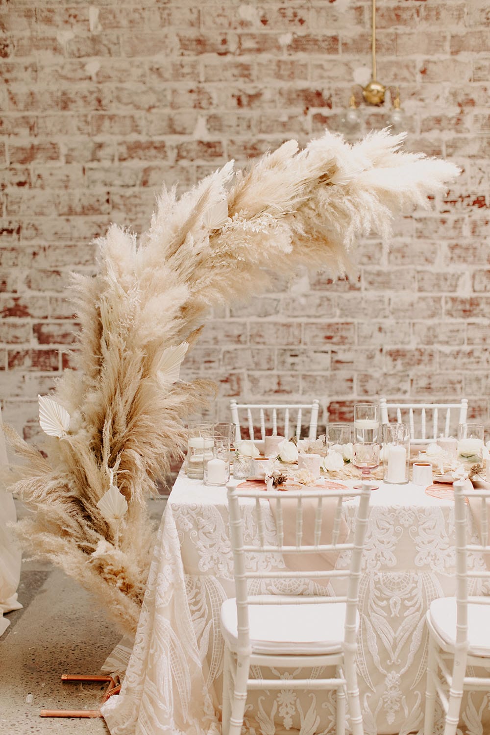 Ideas modernas de boda boho luxe con hierba de pampa y palmas secas