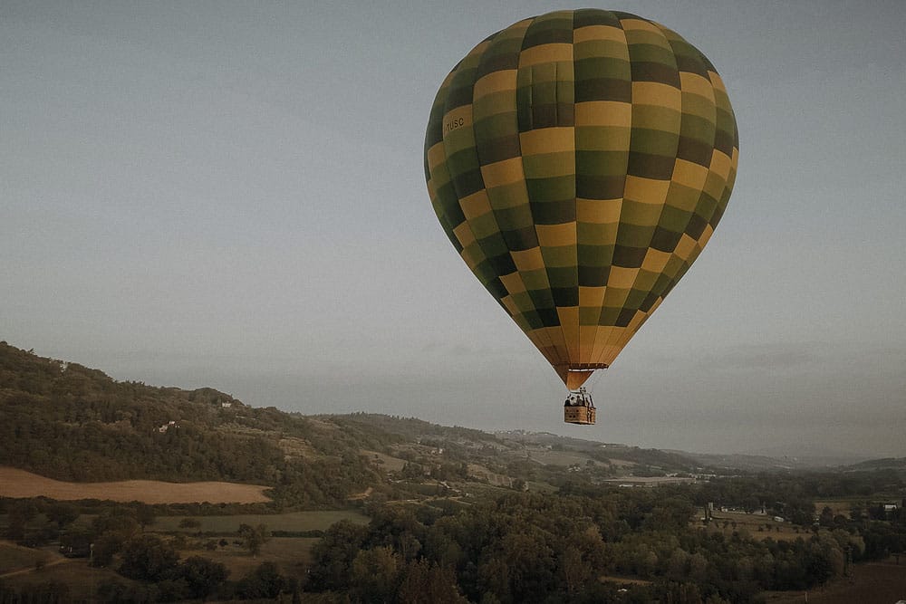   Fuga en globo aerostático vintage sobre la Toscana